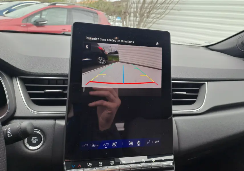 Écran central tactile affichant la caméra de recul dans l'habitacle gris d'une Renault Symbioz 2024.
