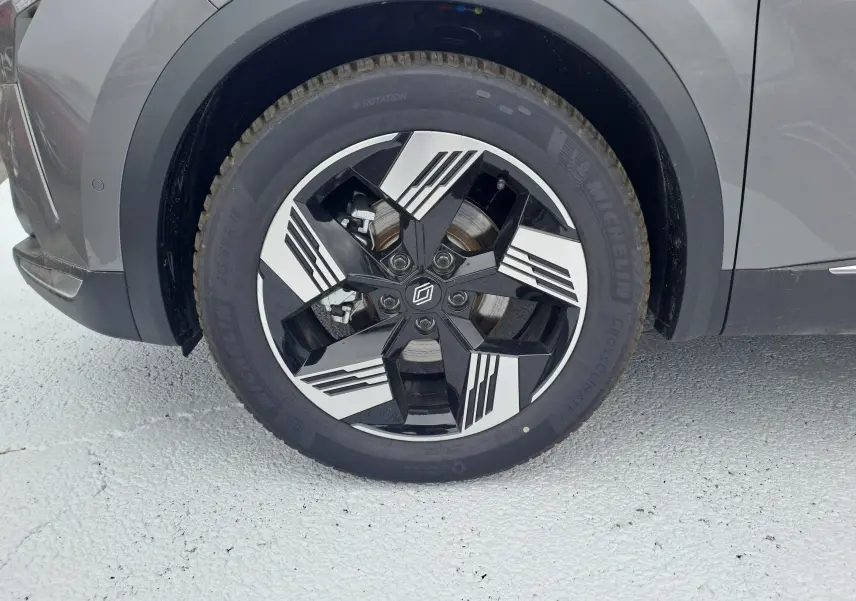 Gros plan sur la roue avant gauche gris cassiope du Renault Symbioz 2024 avec jante alliage 18'' diamantée.