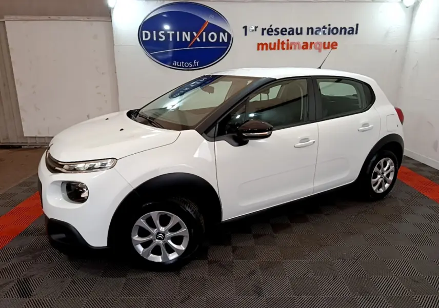 Vue de profil côté gauche d'une Citroën C3 blanche PureTech 68 BVM Feel avec jantes alliage et rétroviseurs noirs.