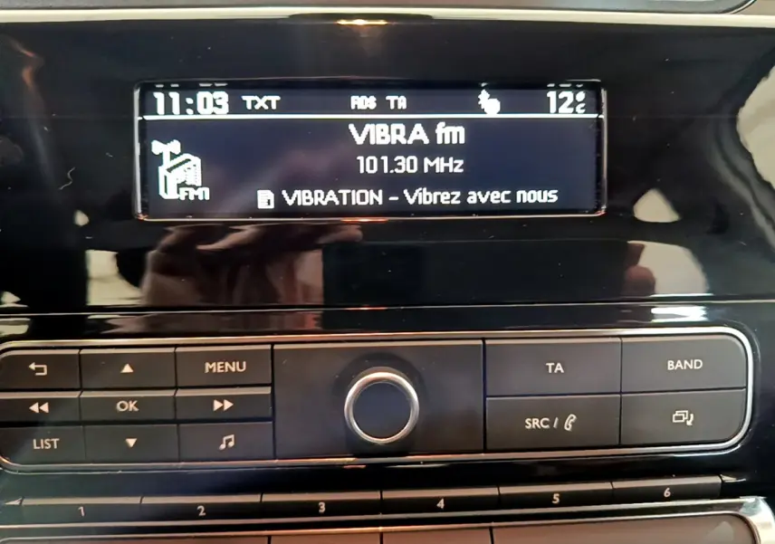 Affichage radio et commandes multimédia sur tableau de bord noir brillant de Citroën C3 PureTech 68 BVM Feel 2018.