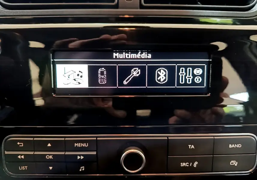 Écran multimédia et commandes noires du tableau de bord de la Citroën C3 blanche PureTech 68 BVM Feel 2018