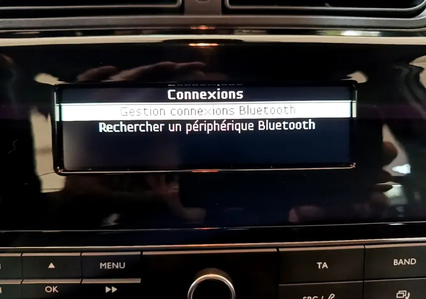 Écran central de la CITROEN C3 blanc 2018 affichant le menu Bluetooth pour gérer les connexions audio.
