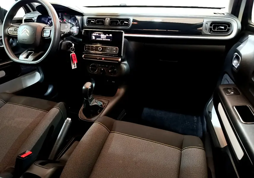 Intérieur noir de la Citroën C3 PureTech 68 BVM Feel 2018, vue côté conducteur avec volant multifonctions et boîte manuelle.