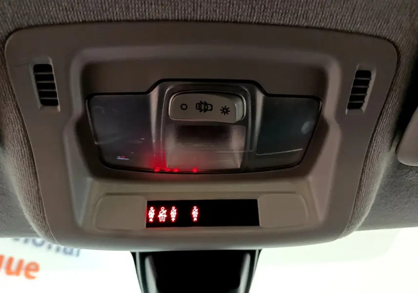 Vue en gros plan du plafonnier intérieur de la Citroën C3 blanc 2018 avec témoins de ceinture allumés.
