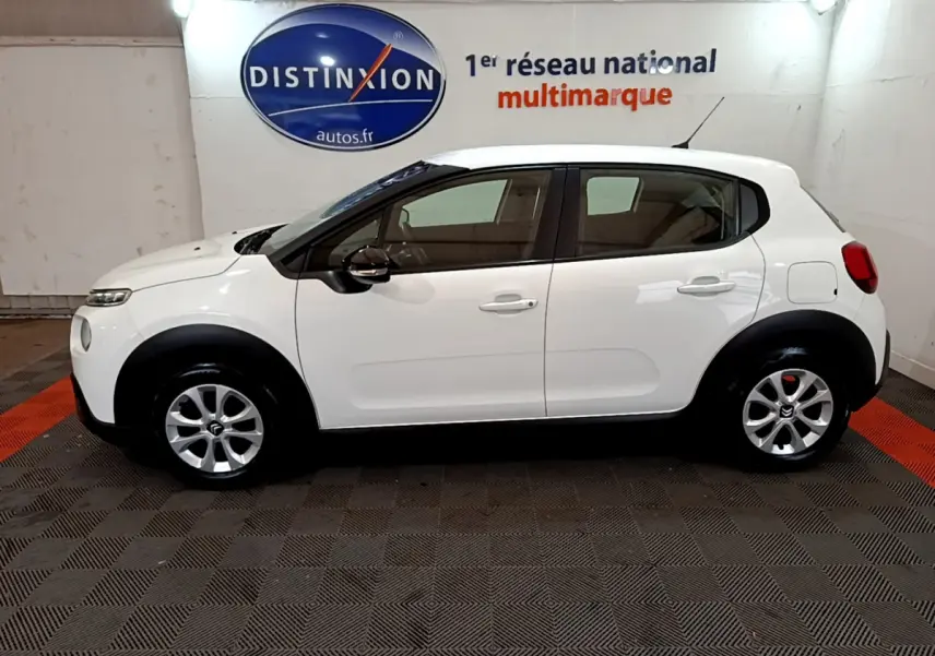 Profil côté gauche d'une Citroën C3 blanche PureTech 68 BVM Feel, avec jantes argentées et protections noires.