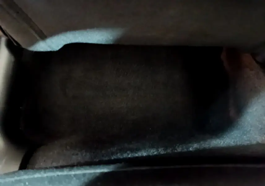 Gros plan sur le coffre noir de la Citroën C3 blanche, version PureTech 68 BVM Feel, sous la tablette arrière.