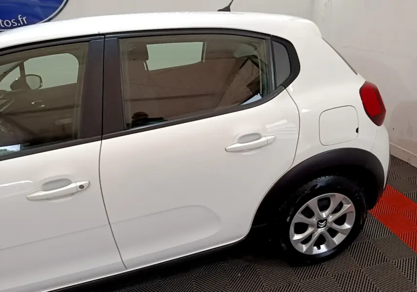 Vue côté droit arrière de la Citroën C3 blanche 2018 avec jantes alliage et poignées de porte ton caisse.