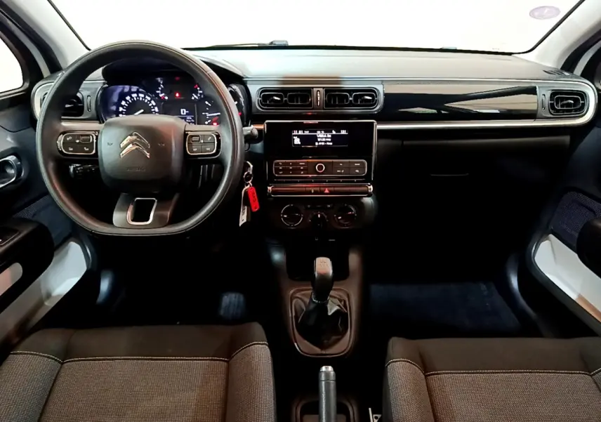 Tableau de bord et intérieur noir de la Citroën C3 PureTech 68 BVM Feel 2018, vue frontale centrée.