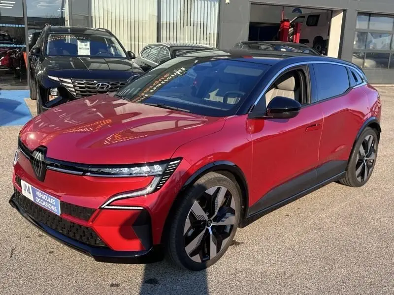 Renault Mégane E-Tech Electric rouge flamme vue 3/4 avant droit, avec toit noir et jantes distinctives.