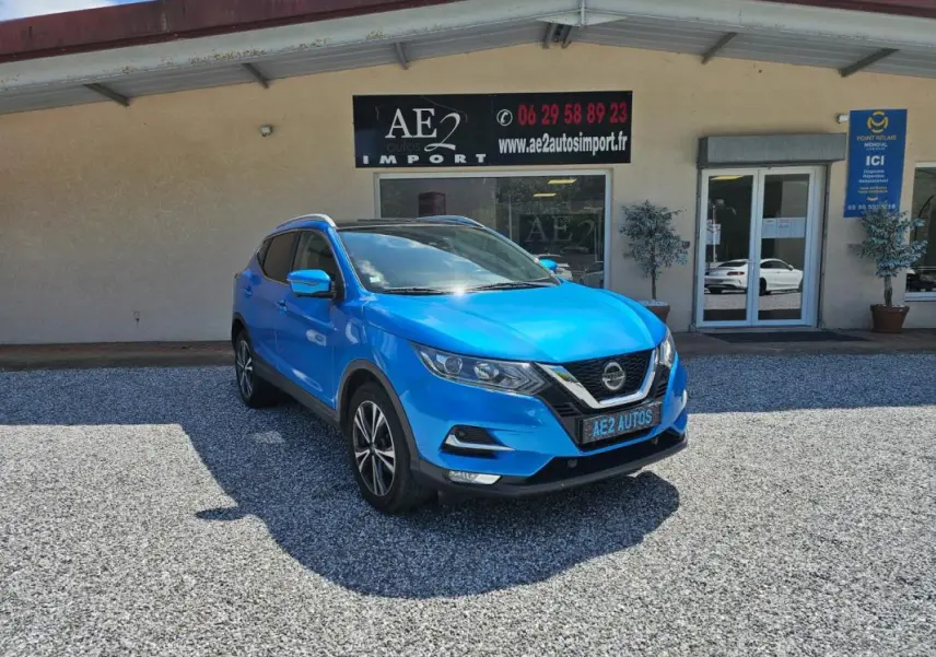 Nissan Qashqai bleu 2019 en 3/4 avant droit, avec calandre chromée et jantes alliage visibles.