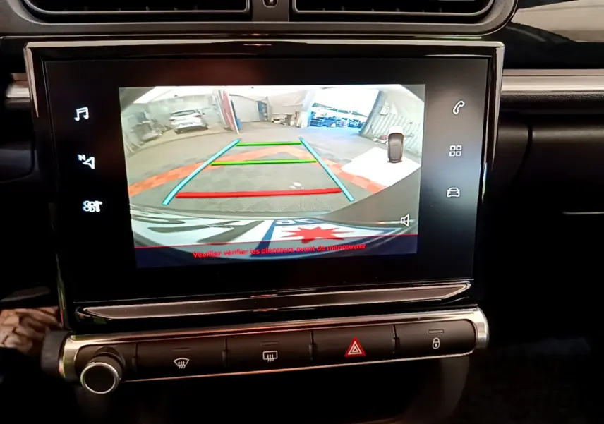 Écran tactile central affichant la caméra de recul de la Citroën C3 gris foncé, avec guidage coloré de trajectoire.
