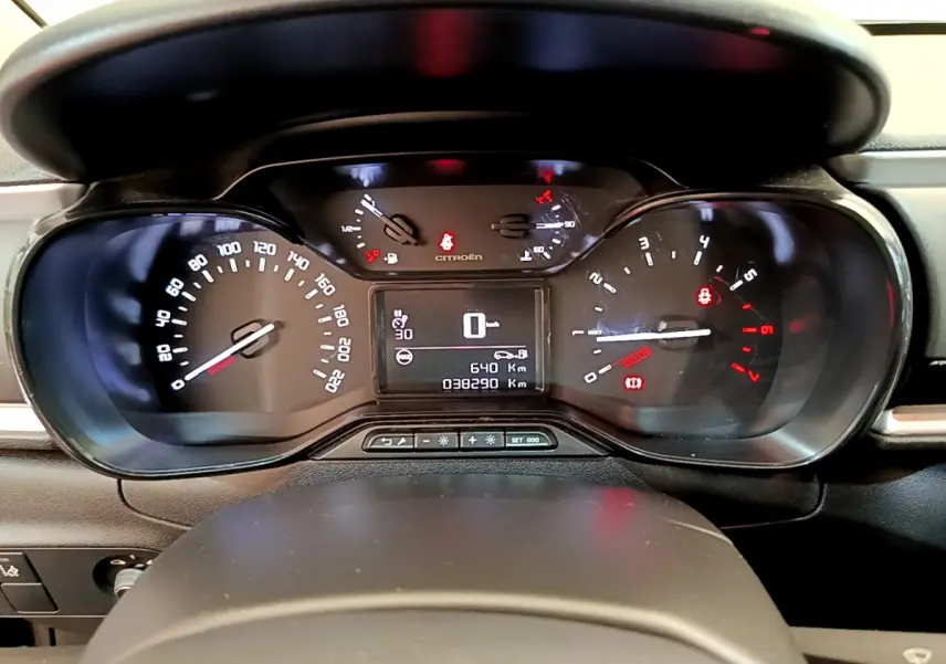 Tableau de bord numérique de Citroën C3 2019, affichage multifonctions avec compte-tours et vitesse à zéro.