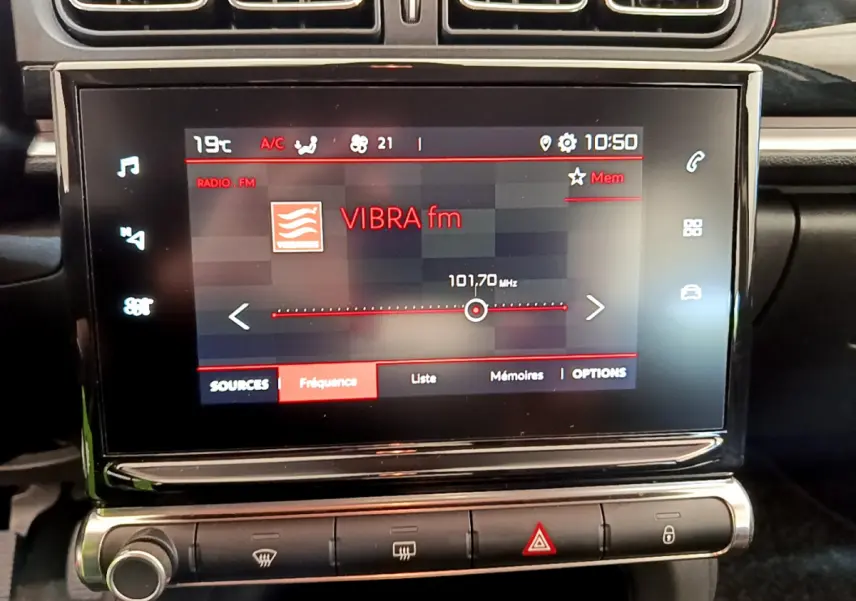 Écran tactile central de la Citroën C3 gris foncé 2019 affichant la radio VIBRA fm à 101,7 MHz.