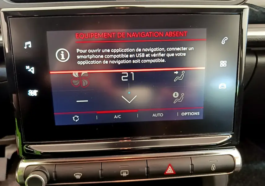 Écran tactile central de la Citroën C3 2019 affichant un message d'absence d'équipement de navigation.
