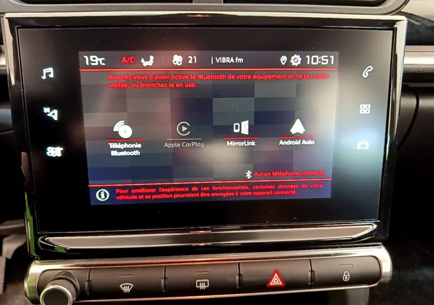Écran tactile central de 7 pouces de la Citroën C3 gris foncé, affichant les options Apple CarPlay et Bluetooth.