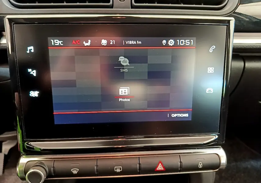 Écran tactile central de la CITROEN C3 2019 affichant les options SMS et photos, avec commandes climatisation en dessous.