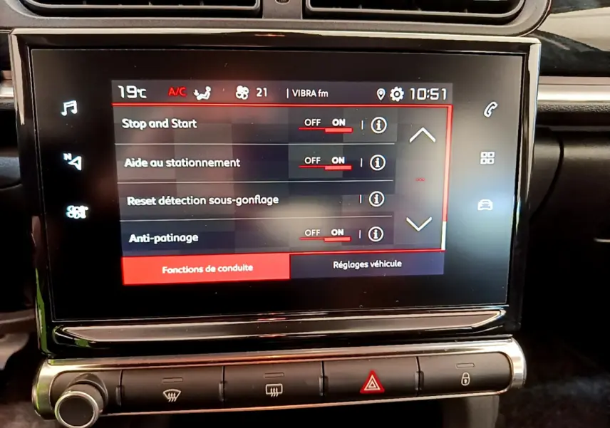 Écran tactile central de la Citroën C3 2019 affichant les réglages de conduite, vue rapprochée intérieure.