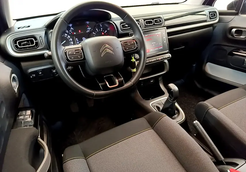 Intérieur avant de la Citroën C3 2019 gris foncé, volant cuir multifonctions et écran tactile central 7 pouces visible.