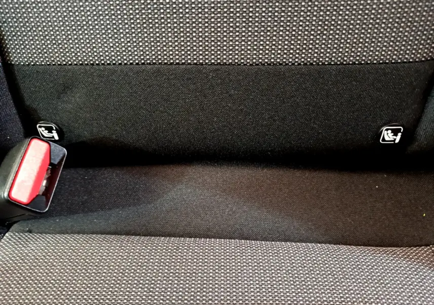Détail de la banquette arrière grise avec fixation Isofix et boucle de ceinture rouge dans une Citroën C3 2019.