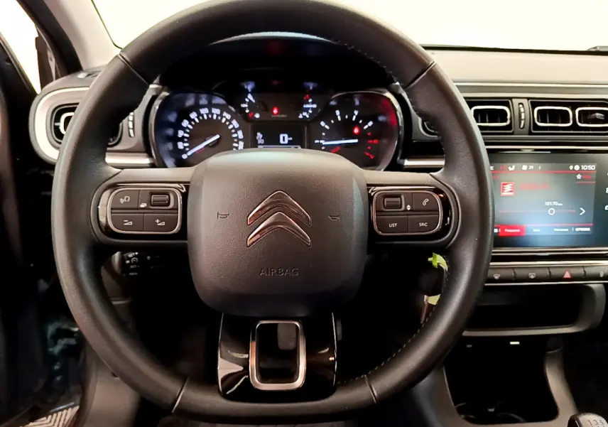 Vue rapprochée du volant cuir et tableau de bord numérique de la Citroën C3 gris foncé 2019 Shine PureTech.