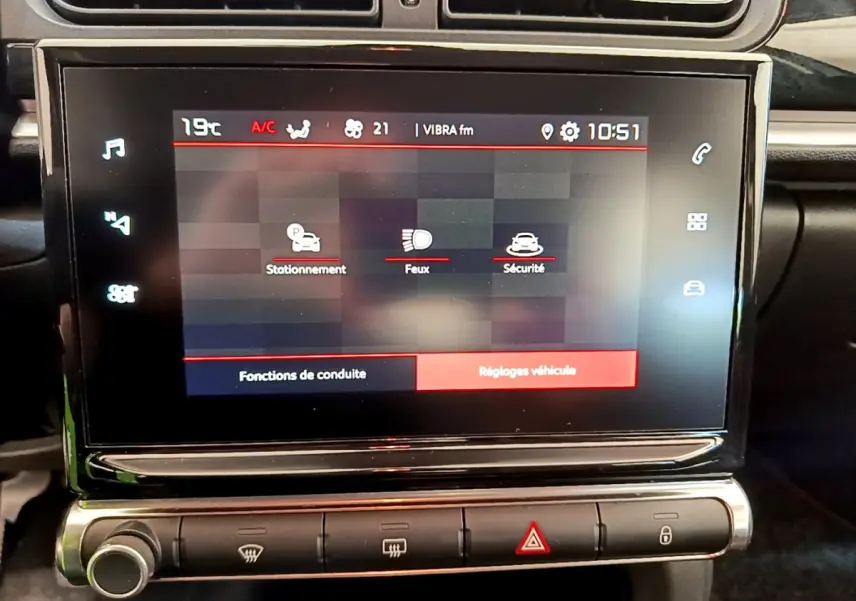 Écran tactile central de la Citroën C3 Shine 2019 gris foncé affichant les réglages véhicule et fonctions de conduite.