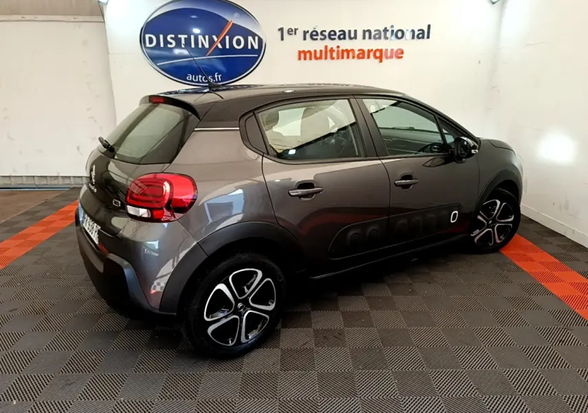 Citroën C3 PureTech 82 Shine gris foncé vue 3/4 arrière droit avec protections latérales Airbump noires.