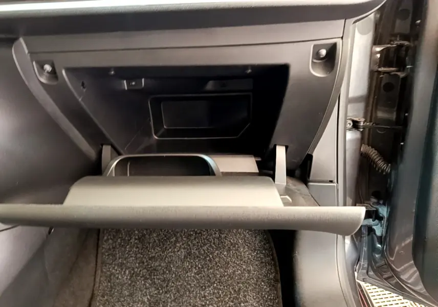 Gros plan sur la boîte à gants ouverte côté passager d'une Citroën C3 gris foncé 2019, intérieur noir.