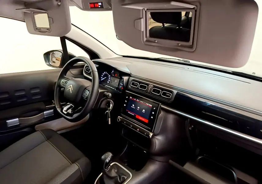 Intérieur avant droit de la Citroën C3 2019, tableau de bord noir avec écran tactile et volant multifonctions cuir.