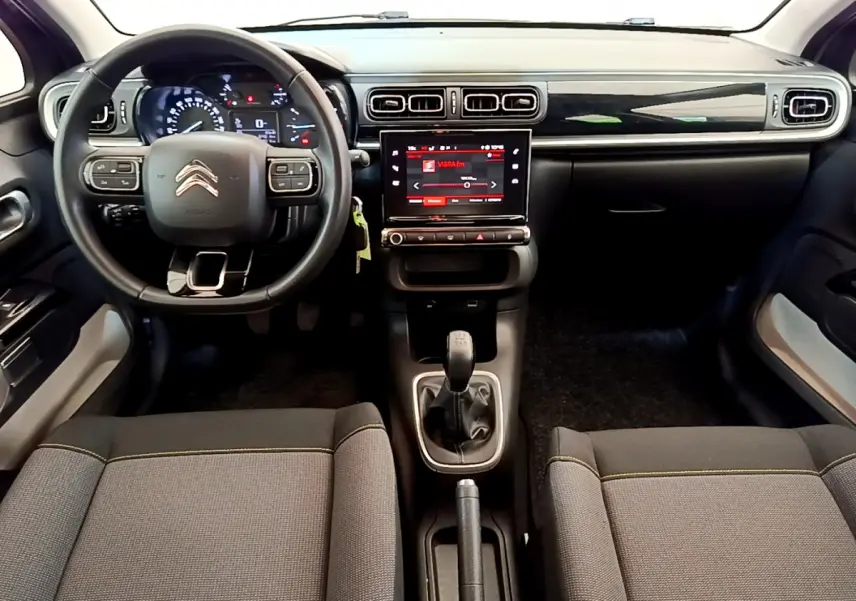 Intérieur avant d'une Citroën C3 2019, vue centrée sur le tableau de bord avec écran tactile et volant multifonctions.
