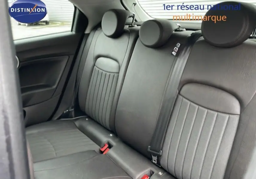 Vue intérieure des sièges arrière en cuir gris foncé de la Fiat 500X MY18 avec appuis-tête et ceintures visibles.
