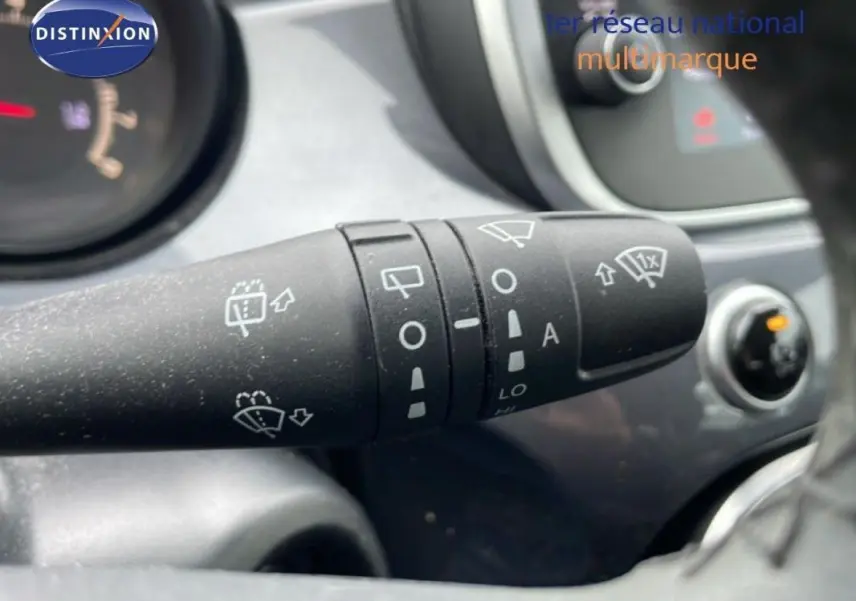 Gros plan sur la commande des essuie-glaces dans l'habitacle du Fiat 500X gris foncé MY18 Lounge.