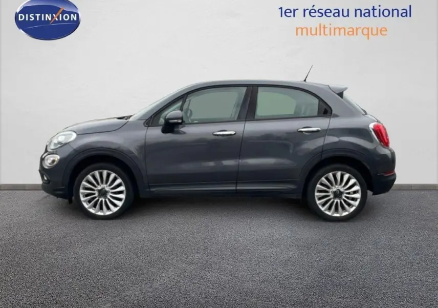Profil latéral droit d'une FIAT 500X gris foncé avec jantes alliage 18 pouces sur fond neutre.