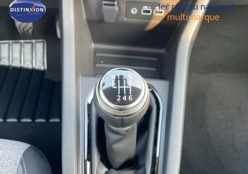 Gros plan sur le levier de vitesses manuel noir de la Renault Clio Evolution Blue dCi 100, intérieur gris foncé.