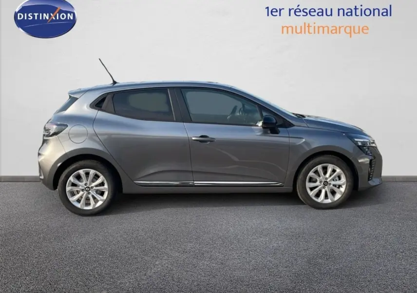 Profil droit d'une Renault Clio Evolution Blue dCi 100 2025 gris métallisé avec jantes alliage et vitres teintées.