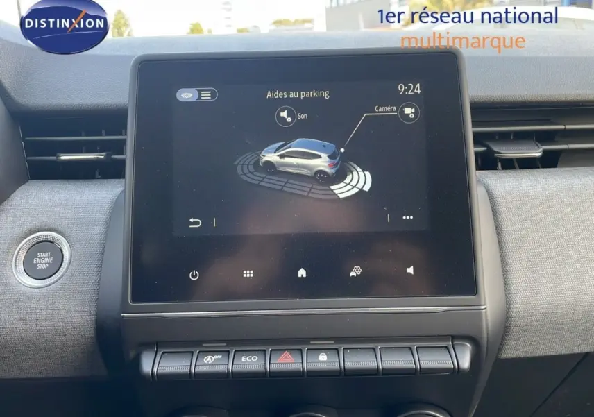 Écran tactile central affichant l'aide au parking dans l'habitacle gris clair de la Renault Clio Evolution Blue dCi 100.