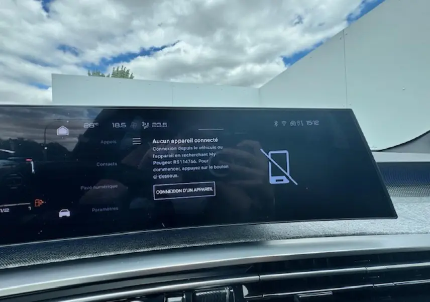 Écran tactile du tableau de bord du Peugeot 3008 gris Artense, affichant la connexion Bluetooth, vue intérieure frontale.