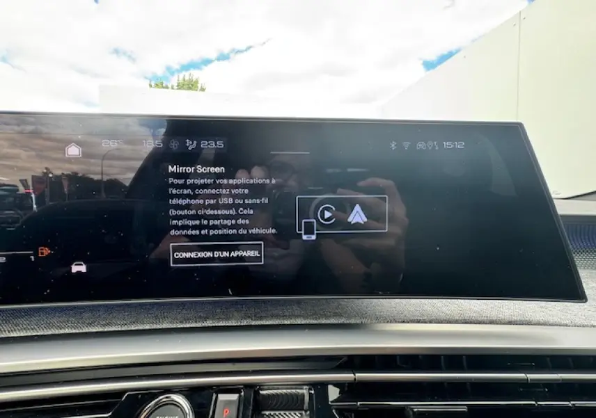 Écran tactile central du Peugeot 3008 II 1.2 Hybrid 136 GT affichant la fonction Mirror Screen.