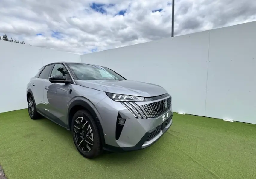 Peugeot 3008 gris Artense toit noir en vue 3/4 avant droit sur fond clair et sol vert.