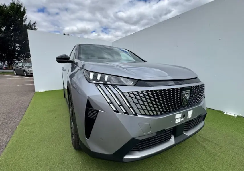 Peugeot 3008 gris Artense vue 3/4 avant gauche avec calandre noire et phares LED griffés.