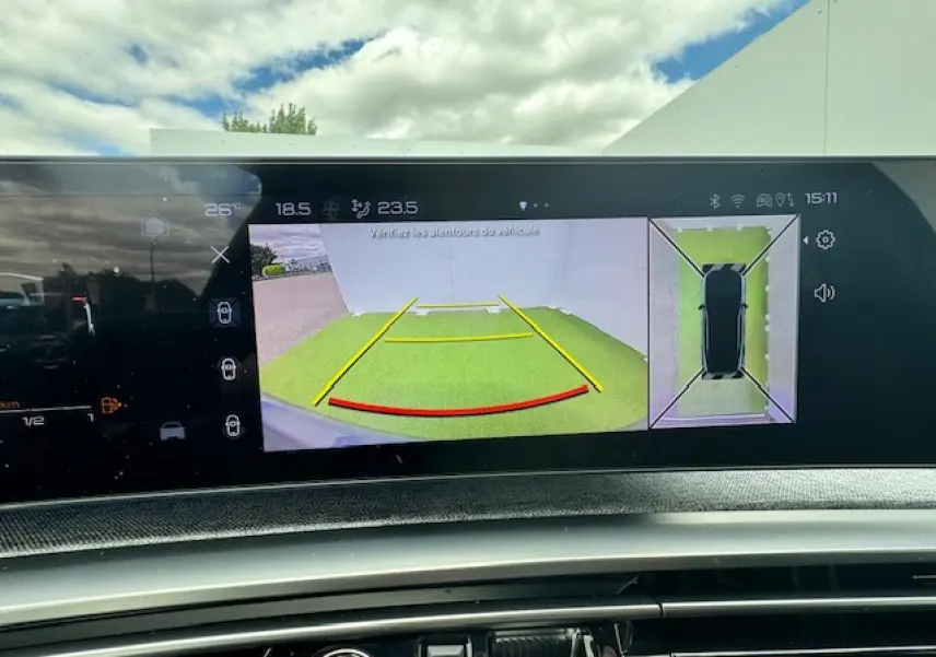 Affichage de la caméra de recul et vue 360° sur l'écran central du Peugeot 3008 hybride 2024.