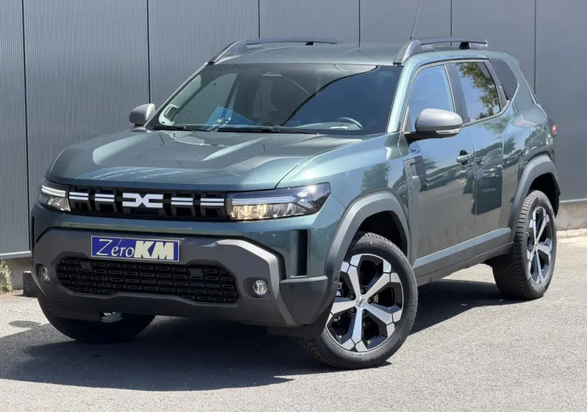 Vue 3/4 avant d'un Dacia Duster Hybrid-G 150 4x4 vert cèdre avec jantes alliage et barres de toit noires.
