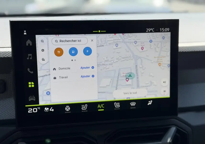 Écran tactile central 10 pouces du Dacia Duster Hybrid-G 150 4x4 affichant la navigation connectée.