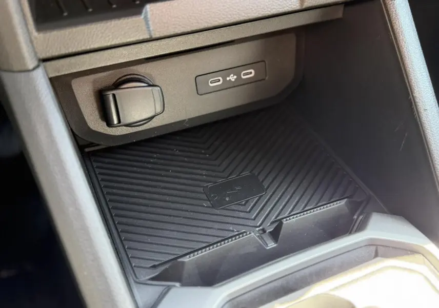 Gros plan sur la console centrale noire du Dacia Duster 2026 avec ports USB-C et prise 12V intégrés.