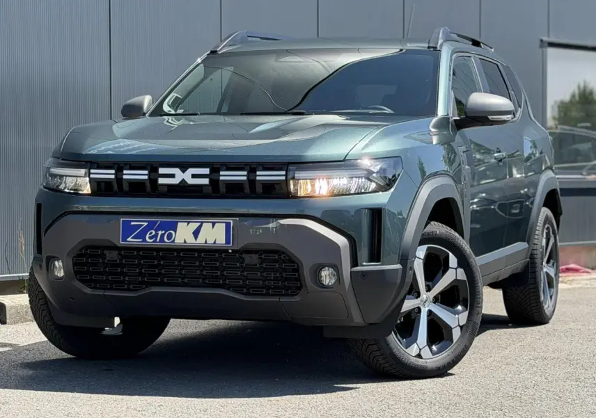 Vue 3/4 avant d'un Dacia Duster Hybrid-G 150 4X4 Journey vert cèdre avec jantes alliage et signature lumineuse LED.