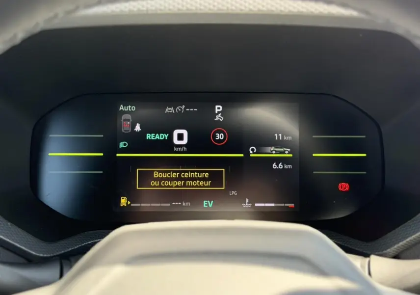 Tableau de bord digital du Dacia Duster Hybrid-G 150 affichant la vitesse à 0 km/h et message de sécurité ceinture.