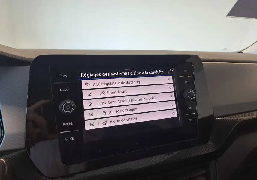 Écran tactile central du Volkswagen T-Cross gris cendré affichant les réglages d’aide à la conduite.