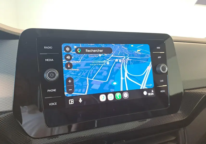 Vue rapprochée de l’écran tactile central du Volkswagen T-Cross gris cendré affichant une carte GPS en mode navigation.