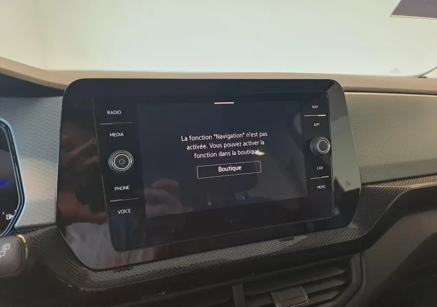Écran tactile central du tableau de bord du Volkswagen T-Cross 2025 avec message d'activation de la navigation.