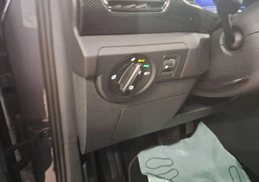 Détail du tableau de bord côté gauche avec commande d’éclairage du Volkswagen T-Cross gris cendré 2025.