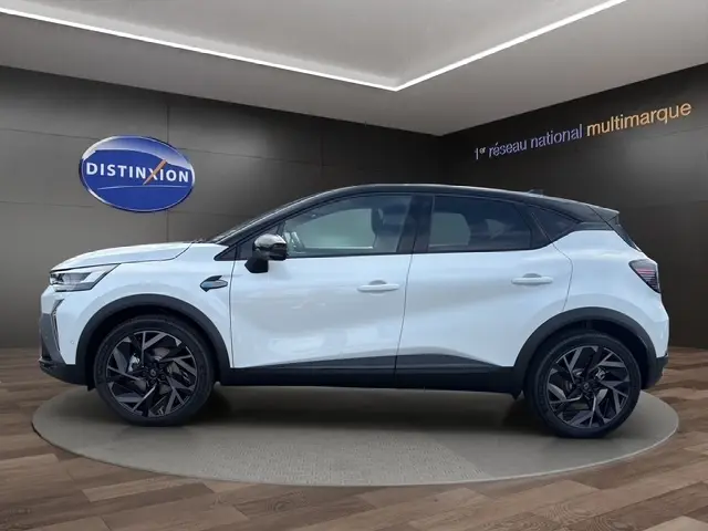 Profil côté gauche du Renault Captur Esprit Alpine blanc bi-ton avec toit noir, roues noires et détails sportifs visibles.